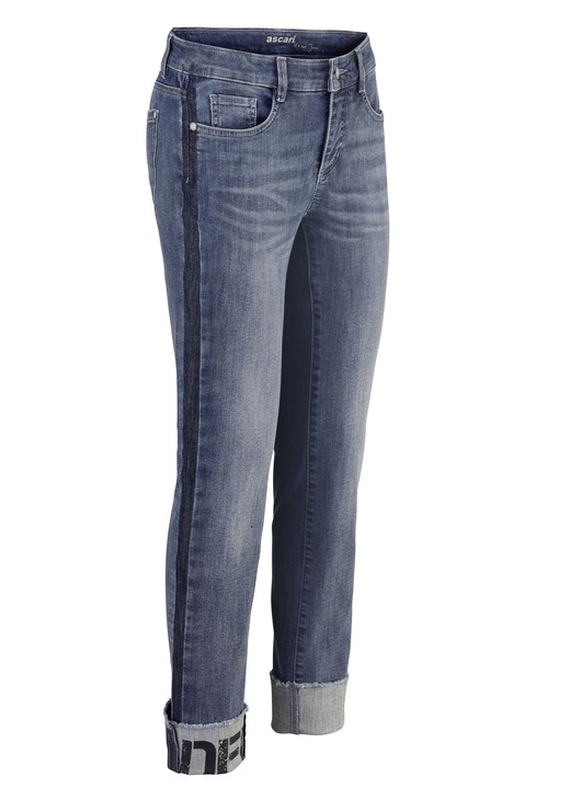 - Jeans mit Fransensaum und Schriftzug auf einem Bein, in Größe 017 bis 050, in Farbe JEANSBLAU Ansicht 1