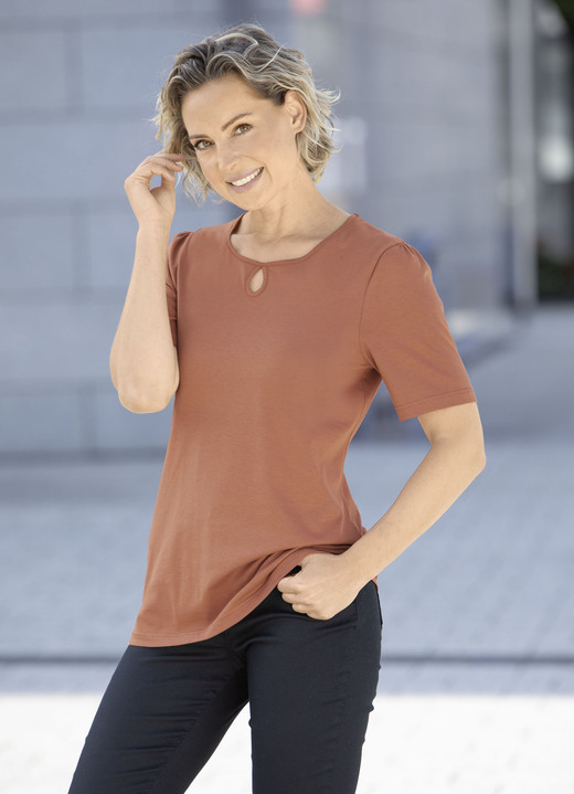 Kurzarm - Shirt mit dekorativem Halsausschnitt in 3 Farben Kurzarm - Shirt mit dekorativem Halsausschnitt in 3 Farben, in Größe 036 bis 052, in Farbe CAMEL