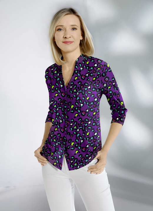 3/4-Arm - Shirtbluse mit Stehkragen 3/4-Arm - Shirtbluse mit Stehkragen, in Größe 036 bis 052, in Farbe LILA-TÜRKIS-BUNT