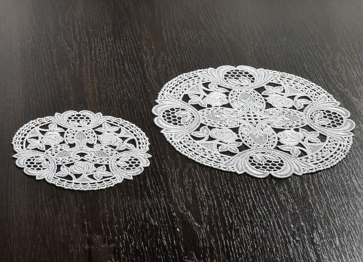 Wohnaccessoires - Tisch- und Raumdekoration aus echter Plauener Spitze, in Größe 100 (Deckchen rund – Vollspitze, ø 20 cm) bis 195 (Läufer oval mit Stoffeinsatz, 45/ 80 cm), in Farbe WEISS Ansicht 1
