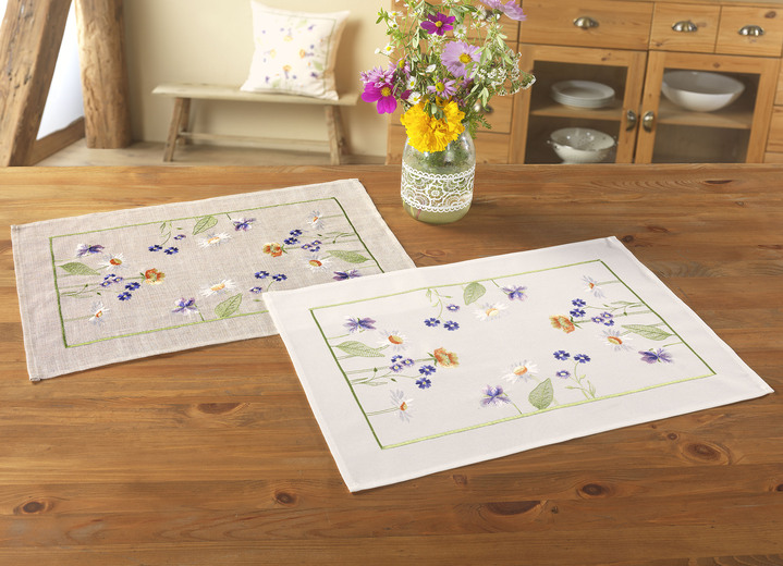 Wohnaccessoires - Schön bestickte Tisch- und Raumdekoration, in Größe 101 (Deckchen, 35x 50 cm) bis 404 (Kissenbezug, 40x 40 cm), in Farbe NATUR-BUNT Ansicht 1