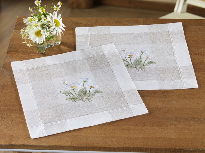 - Tisch- und Raumdekoration mit Blümchen-Dessin, in Größe 101 (Deckchen, 35x 50 cm) bis 300 (2 Deckchen, 35x 35 cm), in Farbe SEKT-BUNT Ansicht 1