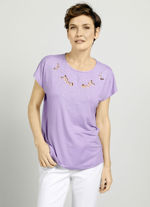 - Shirt mit modischen Cut-Outs, in Größe 038 bis 052, in Farbe FLIEDER Ansicht 1