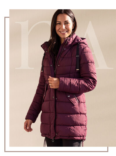 Dunkelhaarige Frau in weinroter Winterjacke