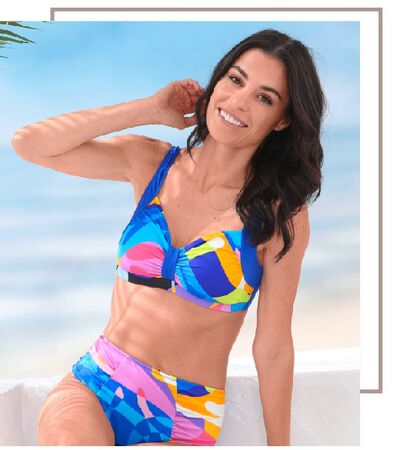 Dame in royalblauem Bikini mit buntem Druckdessin