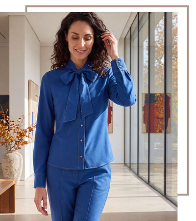 Dunkelhaarige Frau in Jeansbluse