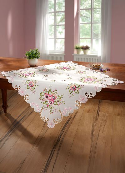 Tisch- und Raumdekoration mit Stiefm&uuml;tterchen-Stickereien 