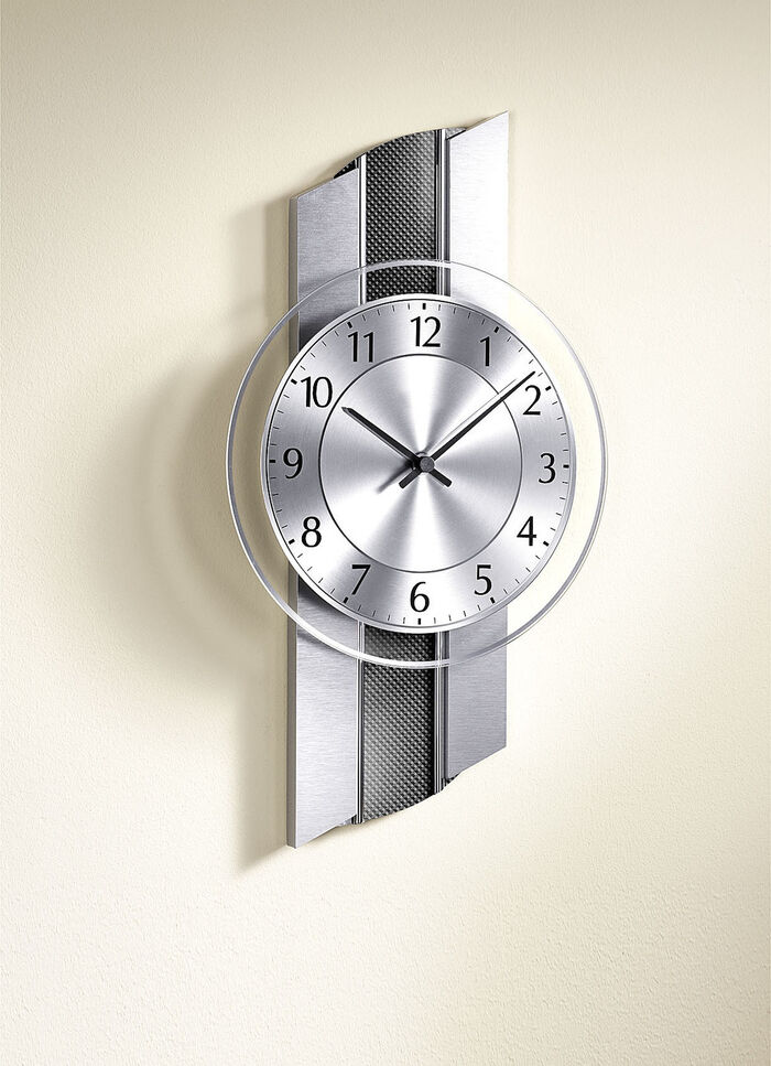 Wanduhr mit Rückwand in Carbon-Optik 
