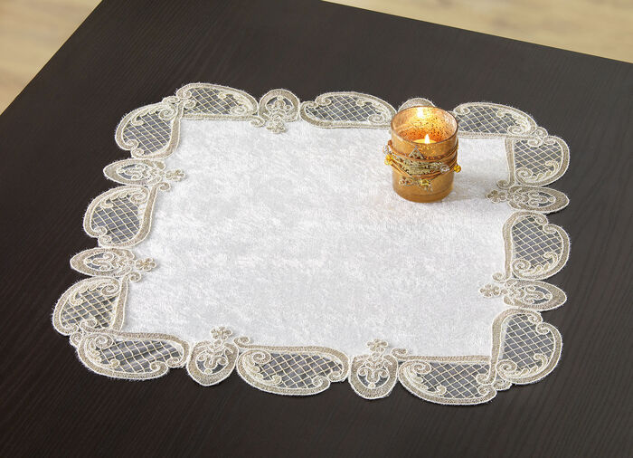 Tischdecke oder Kissenbezug mit filigran gearbeiteten Motiven 