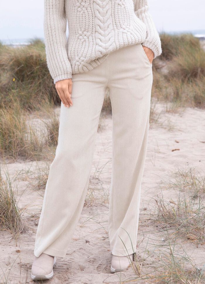 Cordhose mit modisch weitem Beinverlauf 
