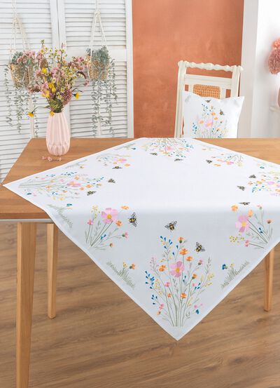 Bestickte Tisch- und Raumdekoration mit Wiesenblumen-Motiv 