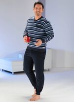 Schlafanzug aus Frottierstretch mit B&uuml;ndchenabschl&uuml;ssen, V-Ausschnitt und garngef&auml;rbtem Ringeldessin 