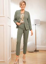 Hosenanzug mit h&uuml;bscher Schmuckspange 