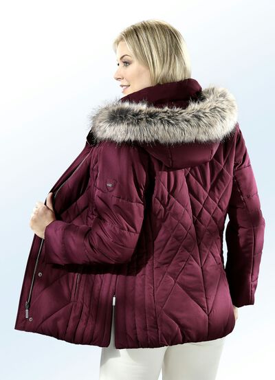 Jacke mit Reißverschluss unter der Druckerleiste 