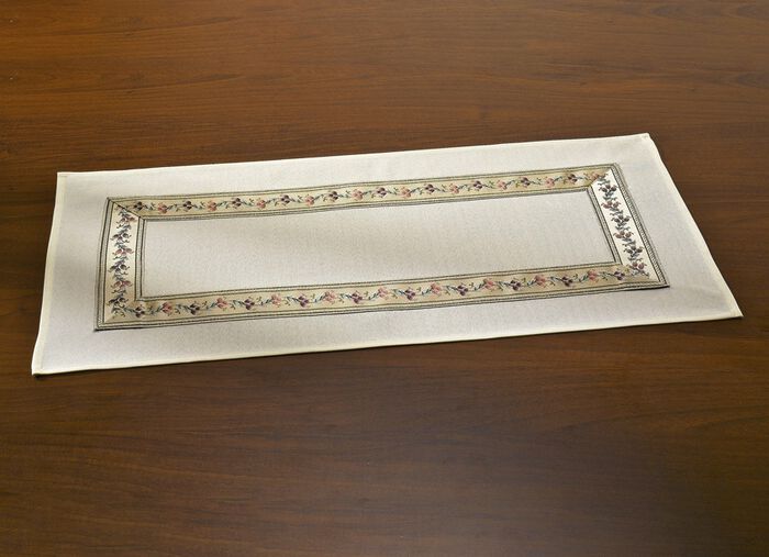 Stilvolle Tisch- und Raumdekoration mit  umlaufender Bord&uuml;re 