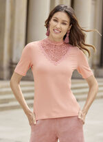 Shirt mit edlem Spitzeneinsatz 