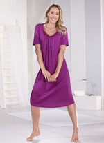 Nachthemd, wadenlang mit hübscher Stickereispitze  