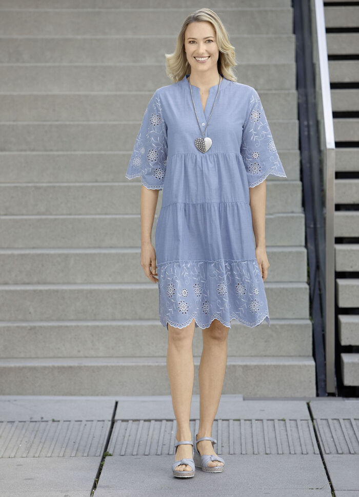 Kleid mit feiner Stickerei 