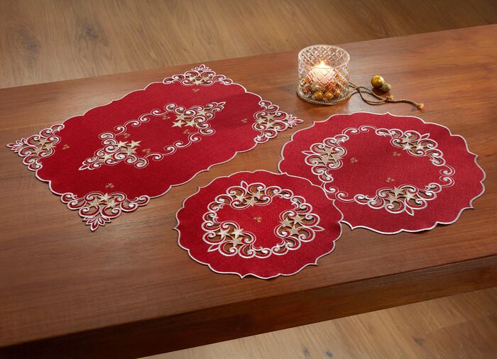 Tischdecke mit aufwendigen Stickereien ROT