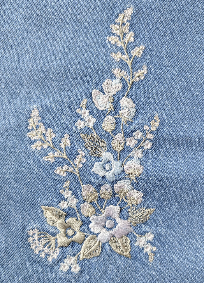 Jeans mit floraler Stickerei 