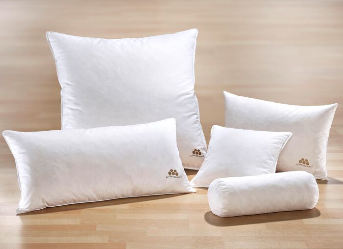 Kissenserie mit goldfarbener Satin-Biese 