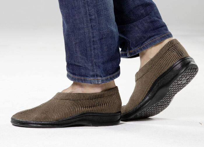 Slipper aus elastischem Strickmaterial BRAUN