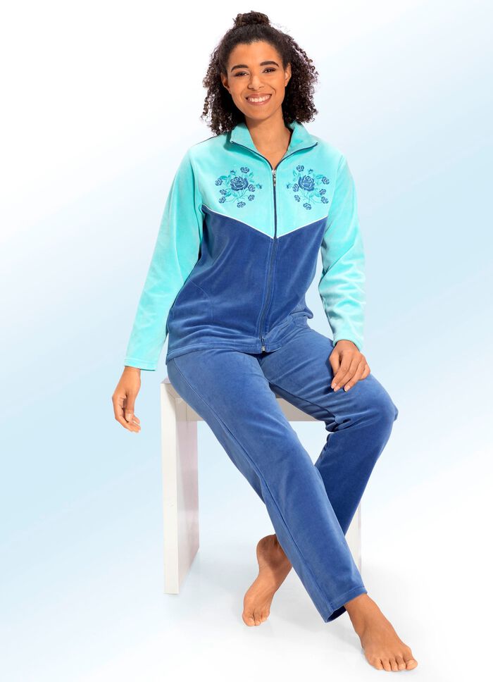 Hausanzug mit Stickerei- und Strasssteinzier 