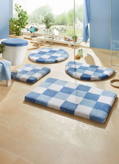 Badgarnitur mit Schachbrettmuster 