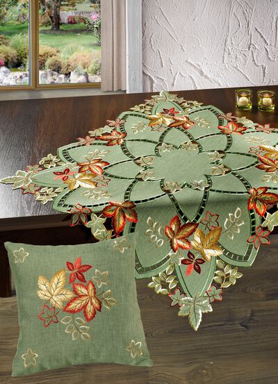 Tisch- und Raumdekoration mit herbstlicher Stickerei 