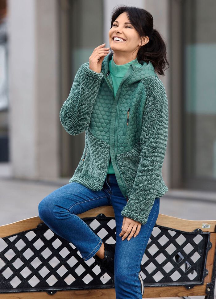 Jacke im aktuellen Materialmix 