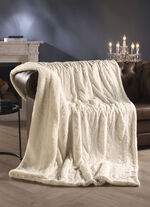 Kuschelige Wohndecke aus Webpelz-Fellimitat 