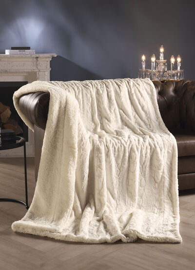 Kuschelige Wohndecke aus Webpelz-Fellimitat 