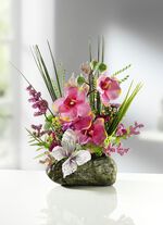Orchideen-Gesteck auf Stein 