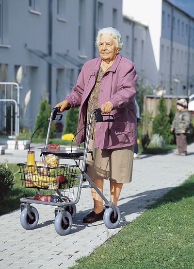 Zusammenklappbarer Rollator mit Feststellbremse 