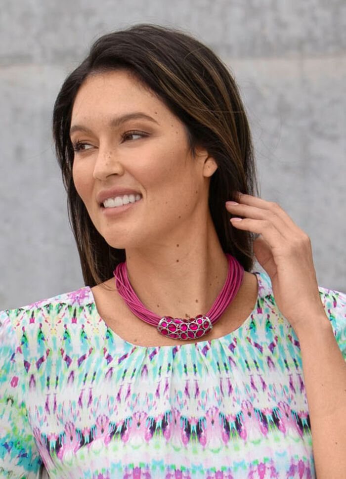 Mehrreihige, pinkfarbene Halskette 