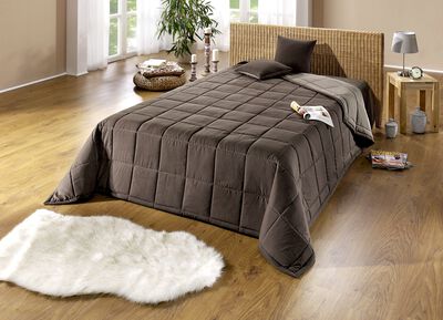 Tagesdecke mit Karo-Steppung und Bandeinfassung 