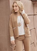 Strickjacke mit größeren Taschen 