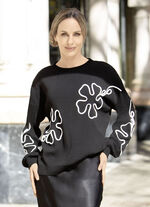 Pullover mit aufwendigen Blütenapplikationen 