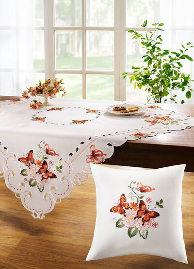 Elegant gestaltete Tisch- und Raumdekoration 