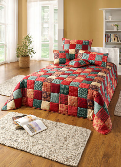 Tagesdecke und Kissenbezüge in Patchwork-Optik 