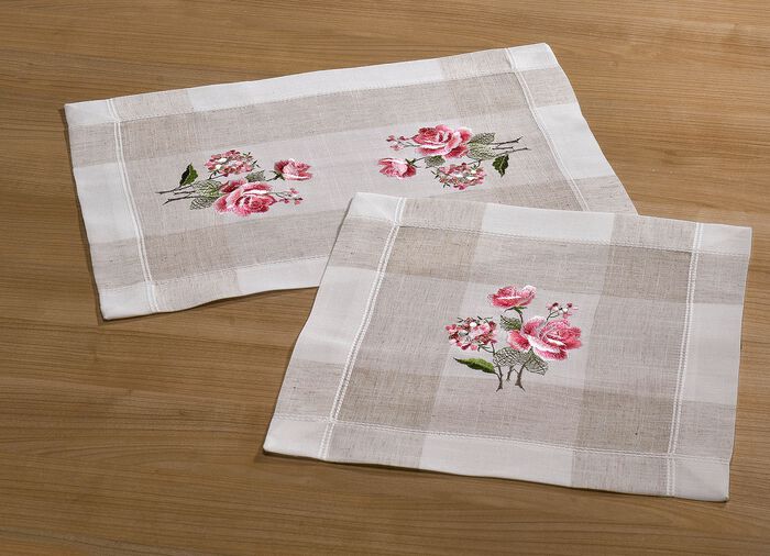 Tisch- und Raumdekoation mit hinrei&szlig;endem Rosen-Dessin 