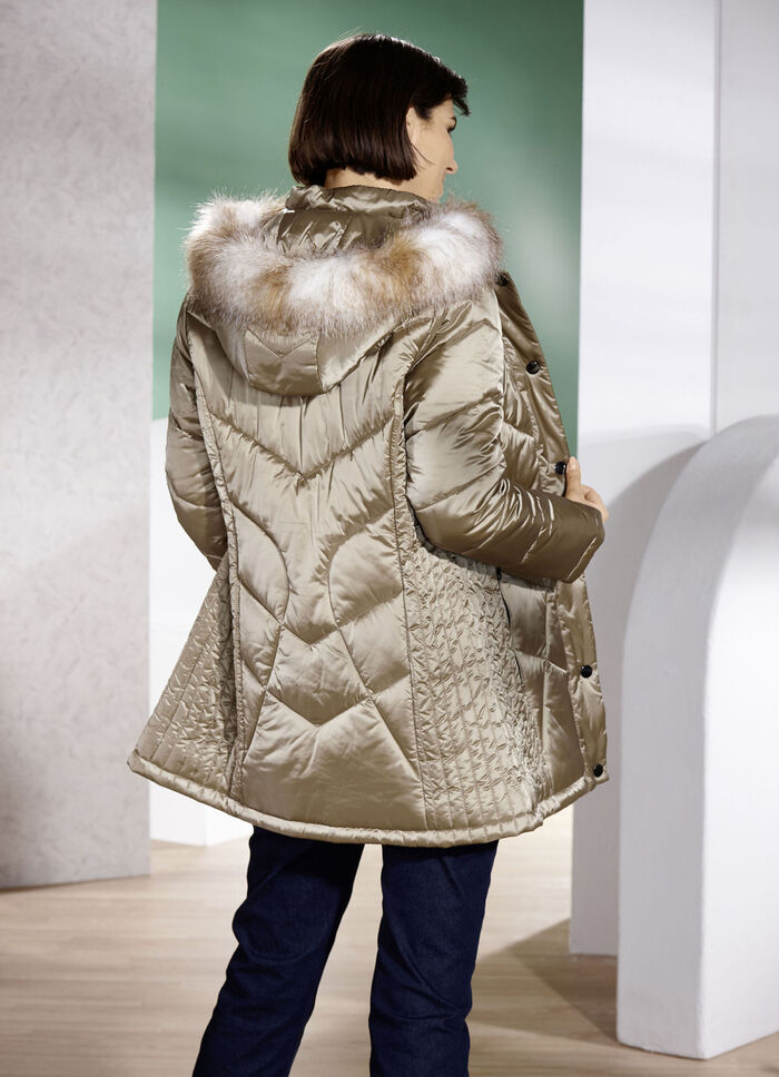 Jacke mit figurschmeichelnder Längssteppung seitlich 