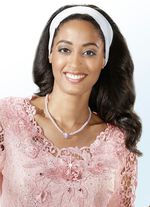 Halskette mit Schmuckperlen und Strassherz 