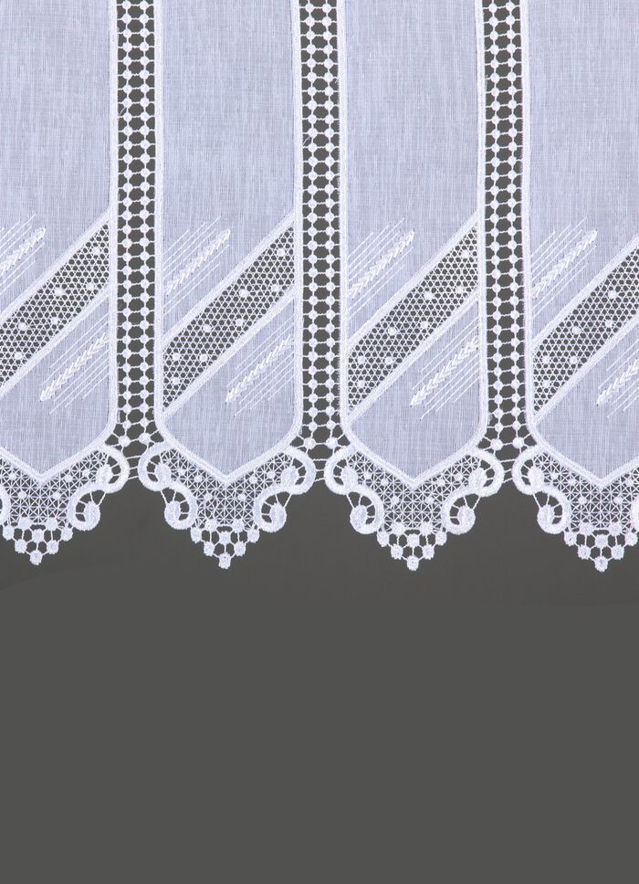 Kleinfenster-Store mit Macramé-Abschluss 