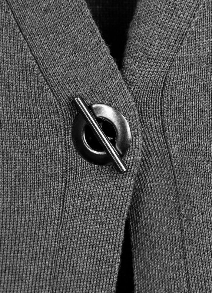Strickweste mit dekorativem Verschluss 