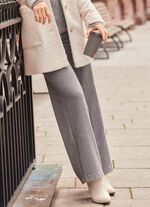 Hose mit modisch weitem Beinverlauf 