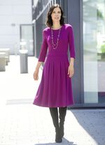 Kleid mit aufspringenden Kellerfalten BEERE