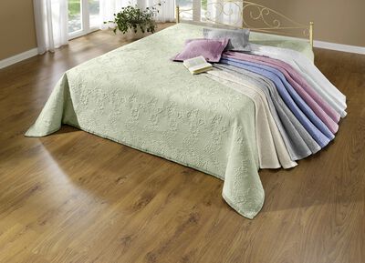Jacquard-Tagesdecken mit Bandeinfassung und Kissenbezüge 