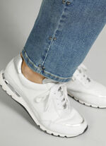 Jeans mit Nieten entlang der Seitennaht 