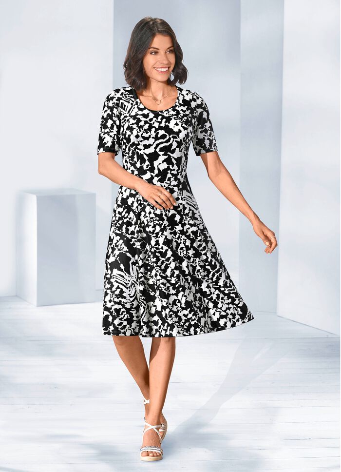 Kleid in schwingender Form 